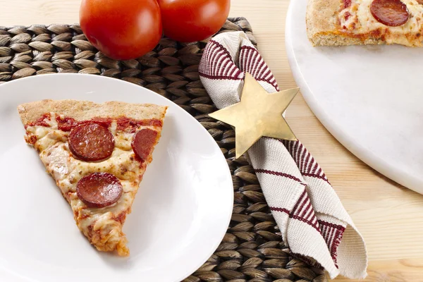 Pizzy Pepperoni na białym talerzu — Zdjęcie stockowe