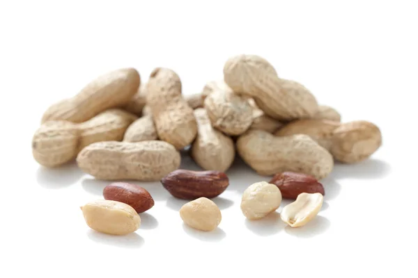 Jordnötter med skal och nötter — Stockfoto
