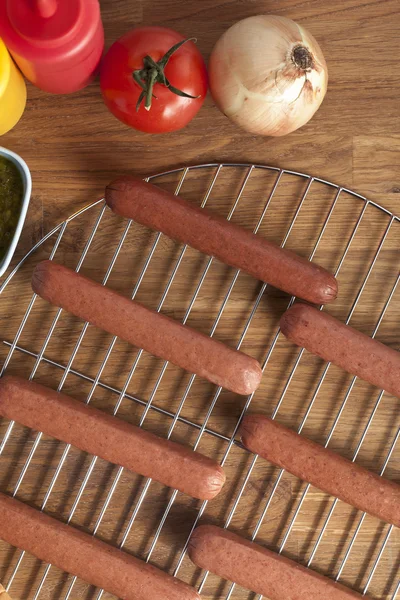 Hotdogs auf Metallgrill — Stockfoto