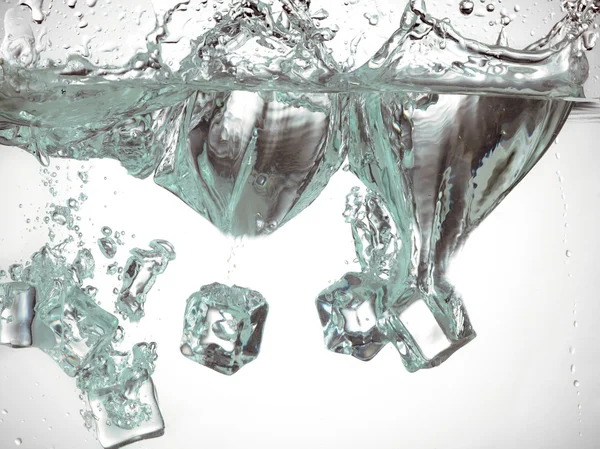 Cubos de hielo en el agua — Foto de Stock