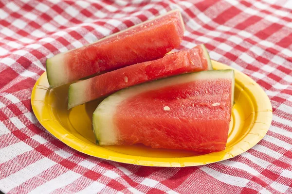 Segmenten van watermeloen op een picknick doek — Stockfoto