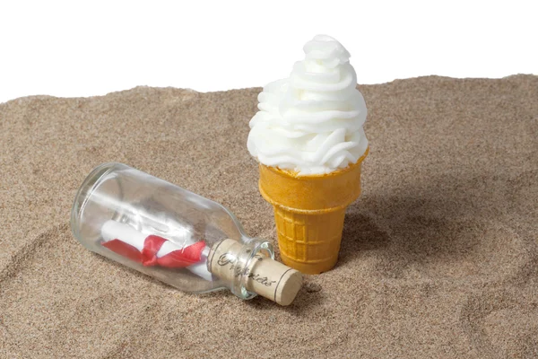 冰淇淋圣代与瓶中的消息 — 图库照片