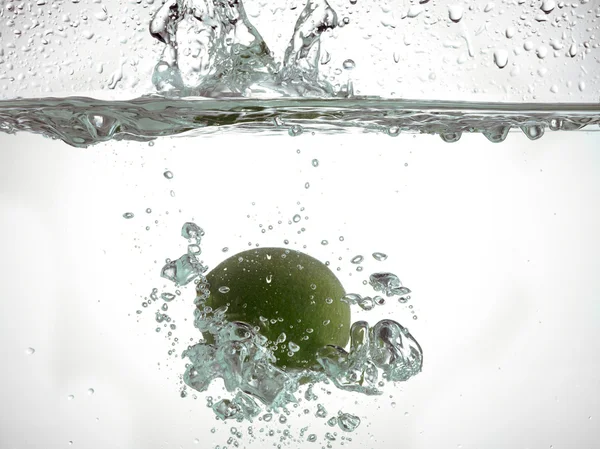 Zinken kalk in het water — Stockfoto