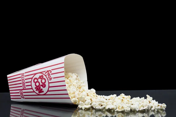 Spilld låda med popcorn — Stockfoto