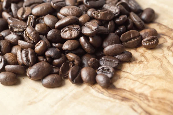 Verstreute Kaffeebohnen — Stockfoto