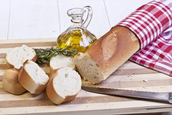 Baguette affettate di pane e olio — Foto Stock