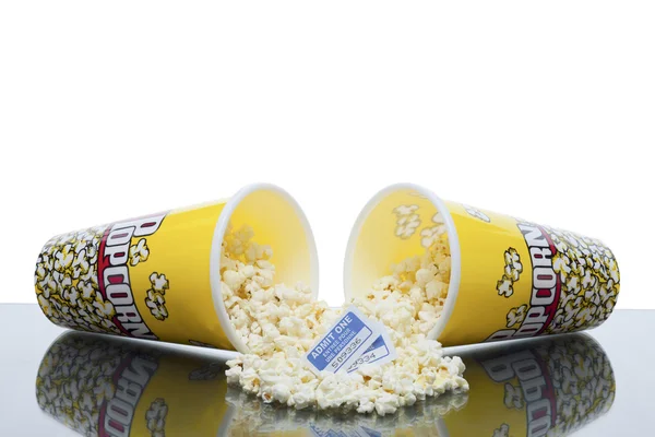 Popcorn sparsi dal secchio con biglietto del film — Foto Stock