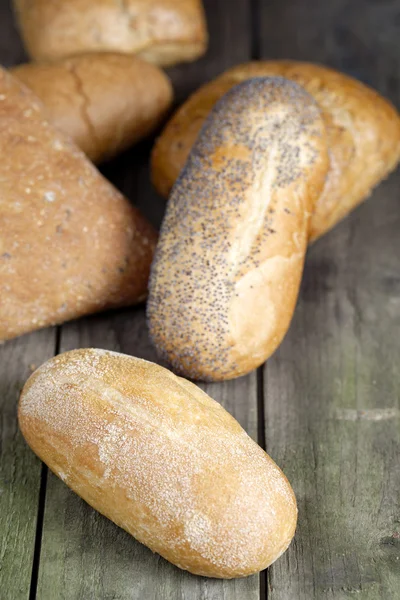 Vers stokbrood in een tabel — Stockfoto
