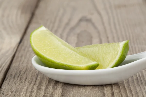Lime gesneden in een pollepel — Stockfoto