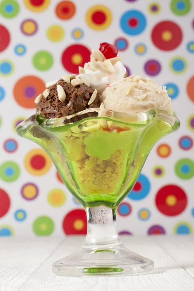 Зеленая чашка с мороженым — стоковое фото