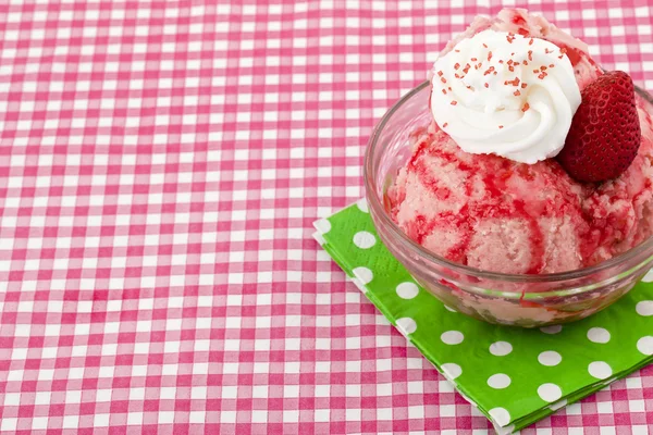 诱人草莓冰淇淋碗 — 图库照片