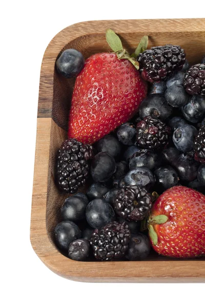 Erdbeeren Blaubeeren und Brombeeren in Holzschale — Stockfoto
