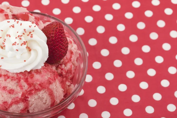 Strawberry ijs met toppings op de bowl — Stockfoto