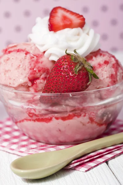 Crème glacée saveur fraise sur un bol — Photo