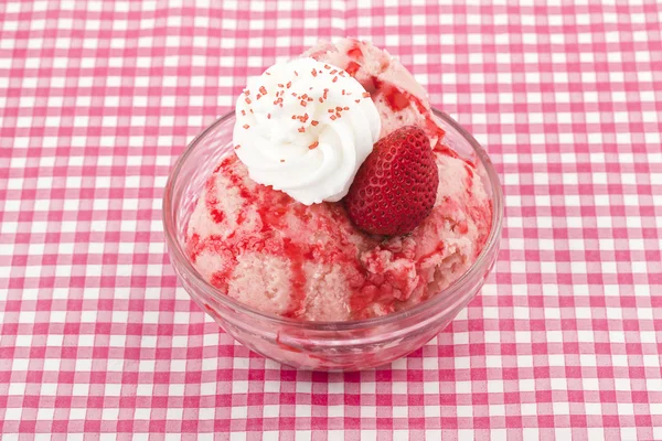 草莓味冰淇淋 — 图库照片