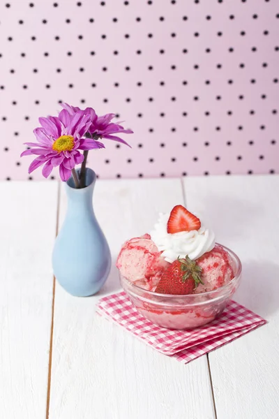 Çilekli dondurma tabağı ve çiçek vazo — Stok fotoğraf