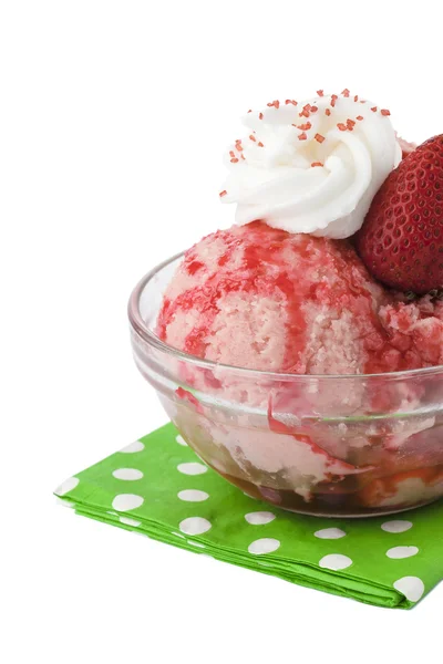 草莓冰淇淋碗 — 图库照片