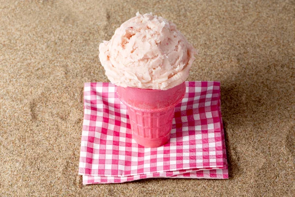 草莓冰淇淋蛋筒 — 图库照片