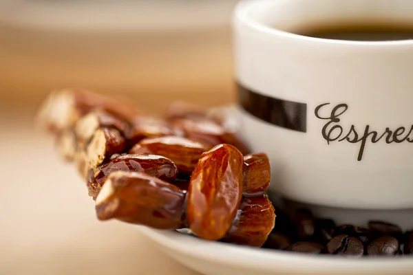 Süße Mandeln und Kaffee — Stockfoto