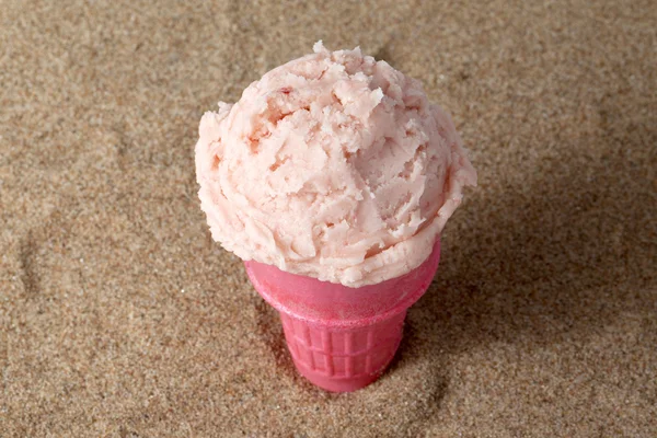 Crème glacée aux fraises au cône — Photo