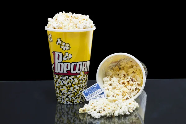 Två hink med popcorn med biljetter — Stockfoto