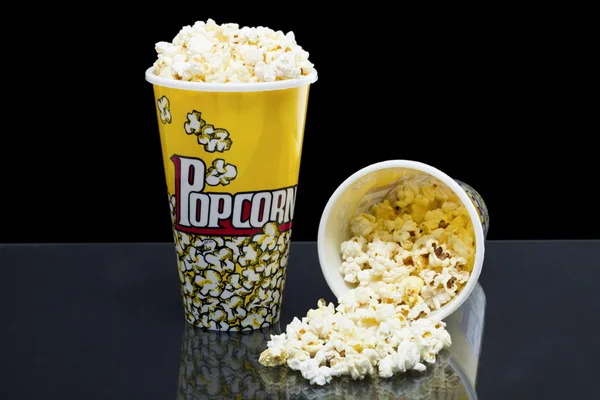 Dwie szklanki popcorn — Zdjęcie stockowe