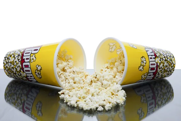 Två koppar av utspillt popcorn — Stockfoto
