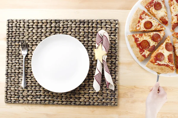Белая тарелка ждет ломтик пиццы — стоковое фото