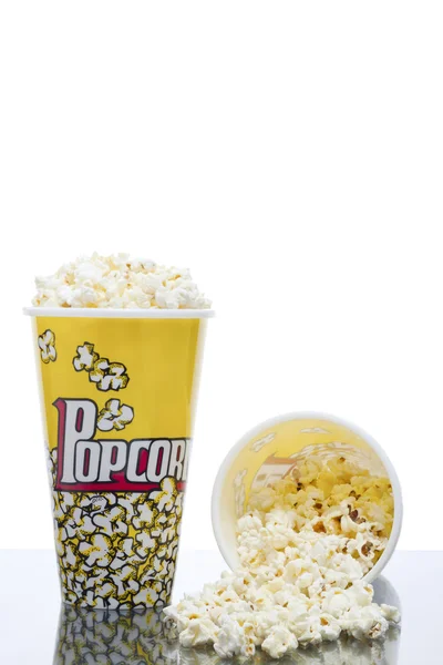 Två hinkar med popcorn isolerad på en vit bakgrund — Stockfoto
