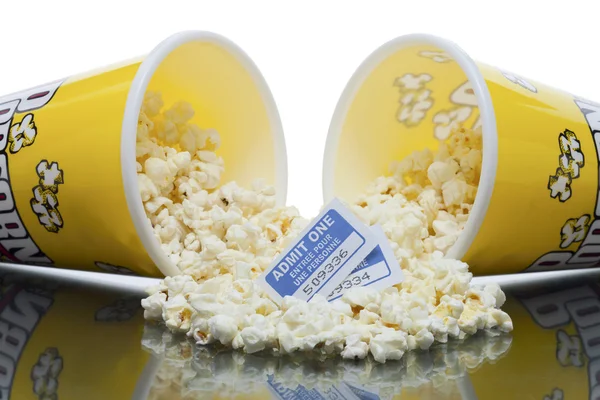 Två biljetter och utspillt popcorn — Stockfoto