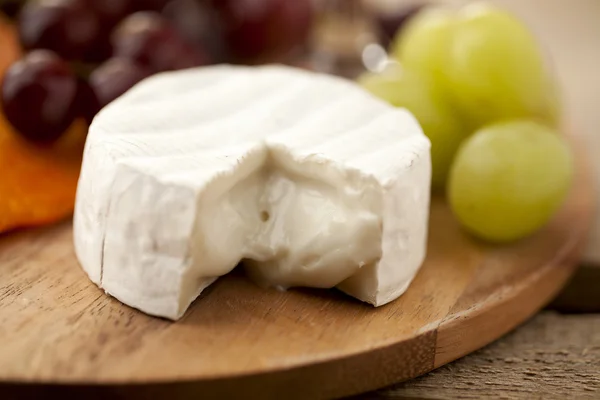 Сыр с виноградом — стоковое фото