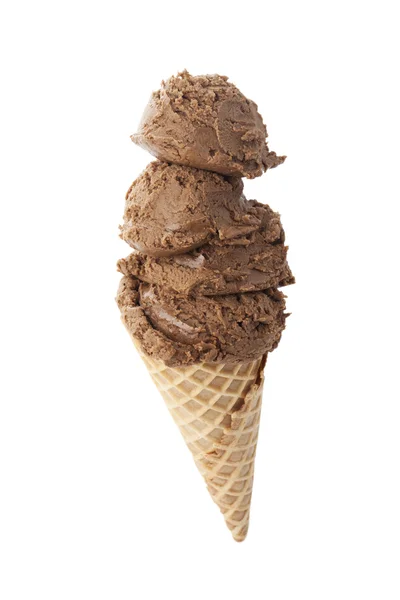 Шоколадное мороженое в конусе — стоковое фото