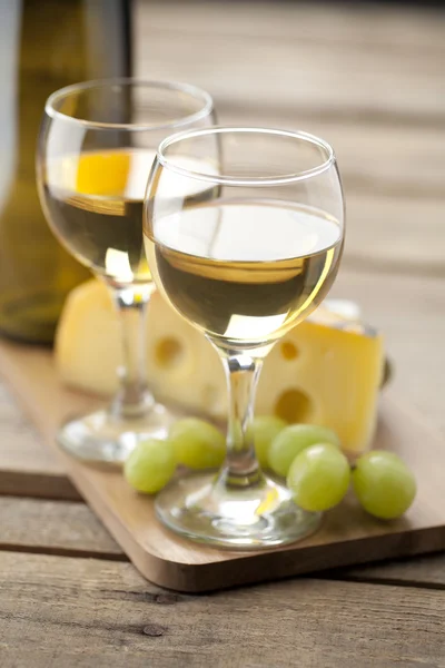 Ritratto di vino con uva e formaggio — Foto Stock