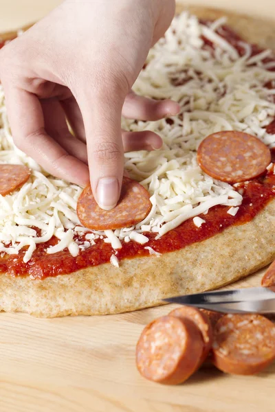 Stawianie kiełbasa na pizzę — Zdjęcie stockowe