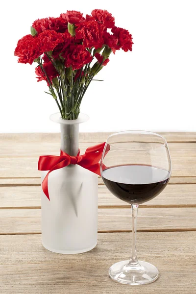 Red peony and wine glass decorated in wooden table — Stock Photo, Image