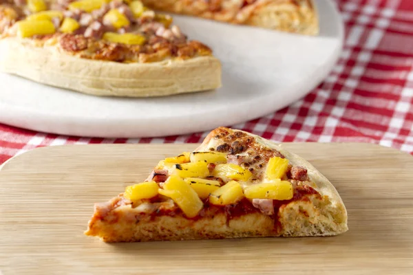 夏威夷披萨的切片 — 图库照片