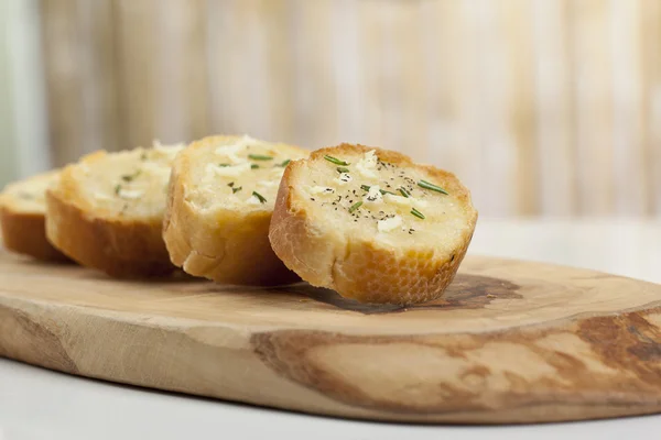 Pirított bagett szelet kenyeret, fokhagymát, borsozzuk — Stock Fotó