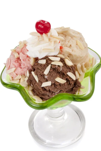 Tři kopečky zmrzliny s cherry zálivky — Stock fotografie