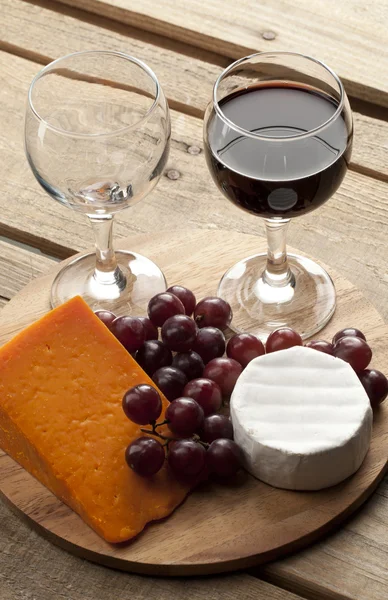 木板与玻璃酒杯葡萄 — 图库照片