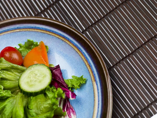 Sałatka warzywna na talerzu — Zdjęcie stockowe