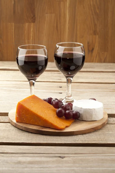 Vertical image of cheese grapes and wineglass — Stock Photo, Image