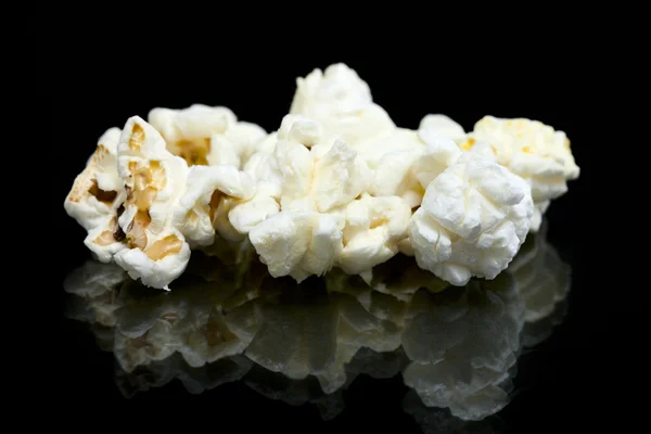 Kousky popcornu na stůl — Stock fotografie