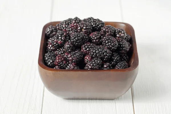 堆的黑莓上木碗 — 图库照片