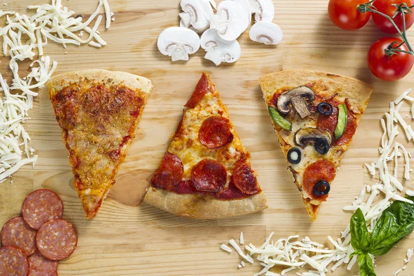 Rebanadas de pizza en la mesa — Foto de Stock