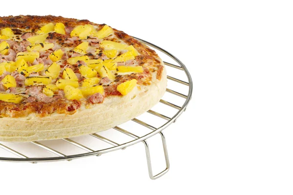 Pizza på runda rack — Stockfoto