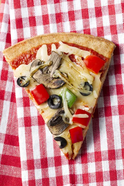 Pizza slice op tafellaken — Stockfoto