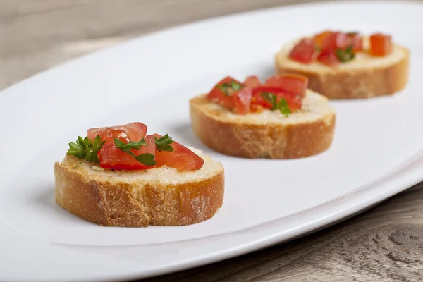 Bruschetta con tomates y albahaca Imagen de stock