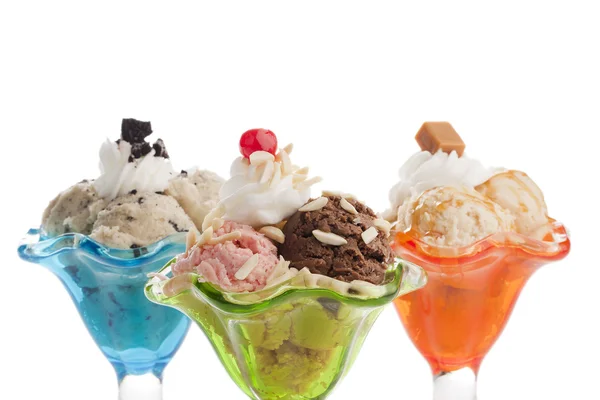 Coloridas tazas con una cucharada de helado Imagen de archivo
