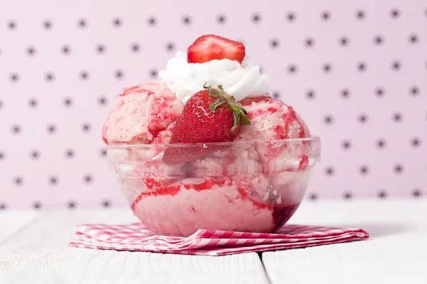 Crème glacée aux fraises fondues Photo De Stock
