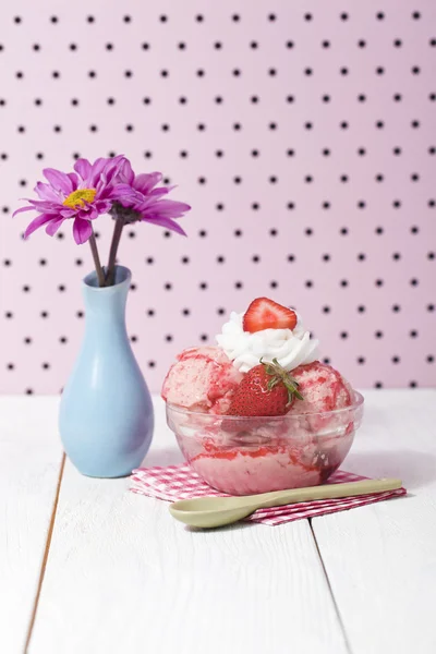 Strawberry ijs met servet Rechtenvrije Stockfoto's